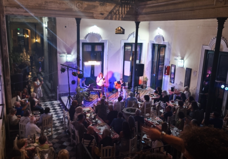 Club Social Cambalache.Cuatro años de patio encendido en la Casona de los Ezeyza.