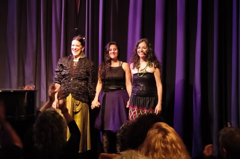 MaZaZo Trío: “Escucho voces” en una noche que encendió el canto compartido