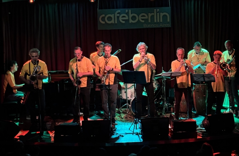Latinaje volvió a la cancha: una big band con ritmo sudamericano en Café Berlín