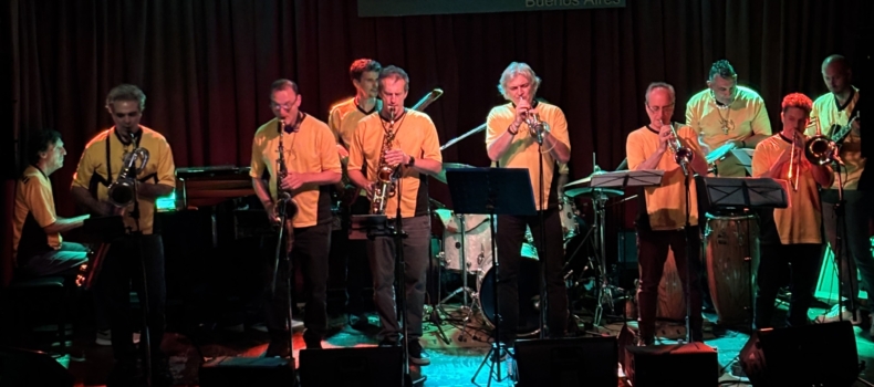 Latinaje volvió a la cancha: una big band con ritmo sudamericano en Café Berlín